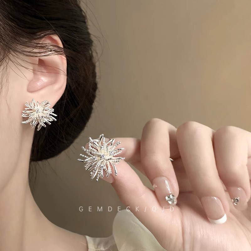Exaggerated dandelion stud earrings with a light luxury and high-end feel, retro style earrings, exquisite and unique zircon earrings details Picture