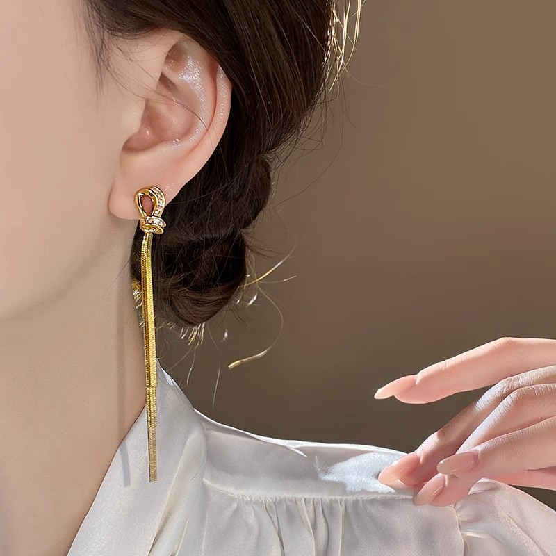 Hong Kong-style retro long fringed stud earrings for women, light luxury, fashionable and high-end look. Niche design, unique and elegant earrings Application Scenario