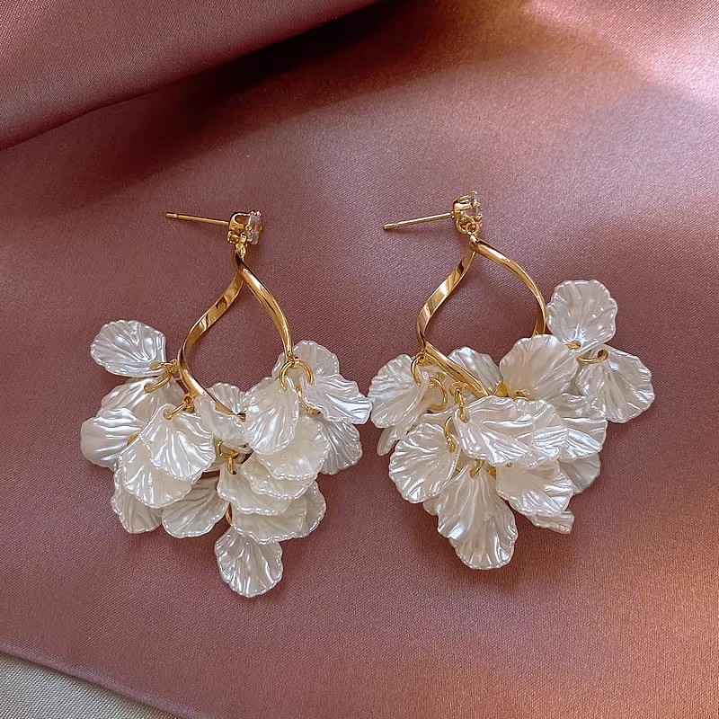 French super fairy-like skirt hem tassel pearl earrings, women's light luxury and high-end style, grand and exquisite ear studs Application Scenario