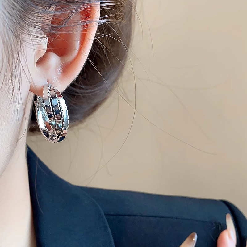 European and American geometric cross silver stud earrings for women, light luxury, fashionable and high-end style, unique and niche design earrings Specification drawing