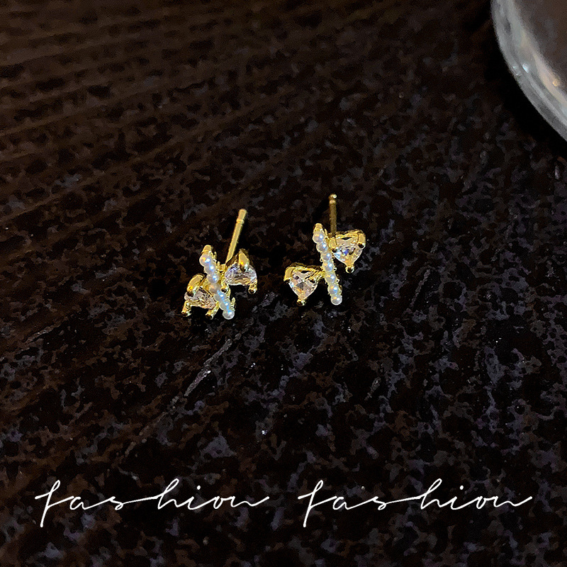 Exquisite and small cross-shaped heart stud earrings 925 silver needle, high-end, light luxury and simple earrings, female Internet celebrity style earrings Application Scenario
