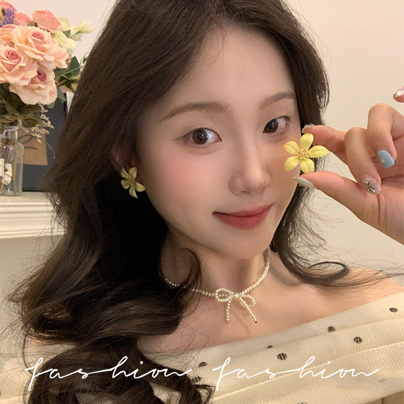 The new spring and summer style of fresh and delicate flower earrings exude an ethereal and sweet charm. Dopamine ear studs are light luxury and niche earrings Application Scenario