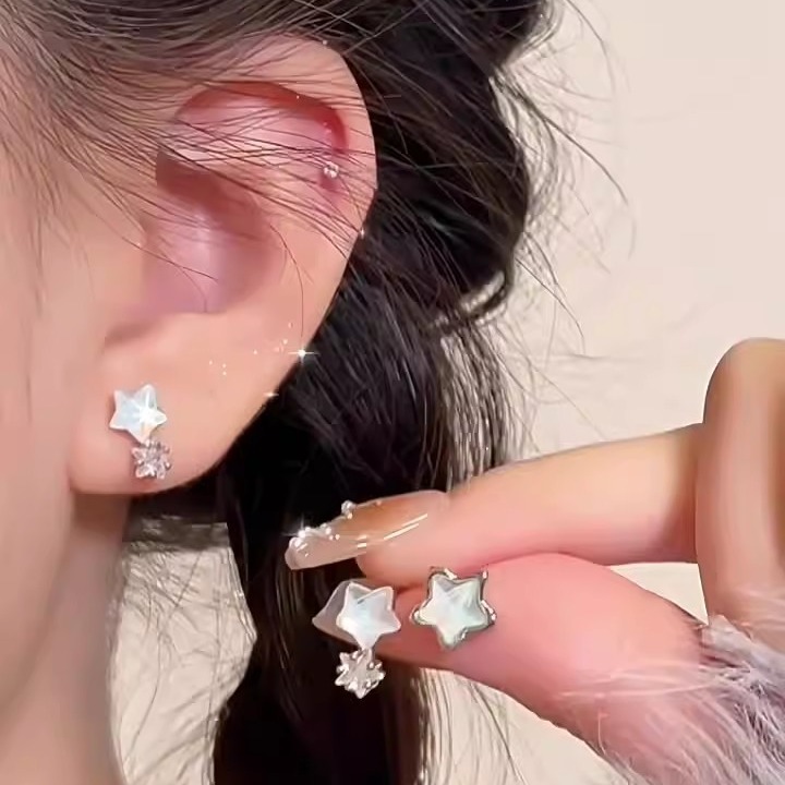 Blue star zircon silver needle stud earrings are small, exquisite, sweet and elegant. They are unique, versatile and high-end earrings full figure