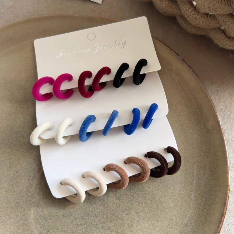 The new autumn and winter flocked stud earrings with a unique geometric circle C-shaped design for women are fashionable, simple and distinctive earrings details Picture