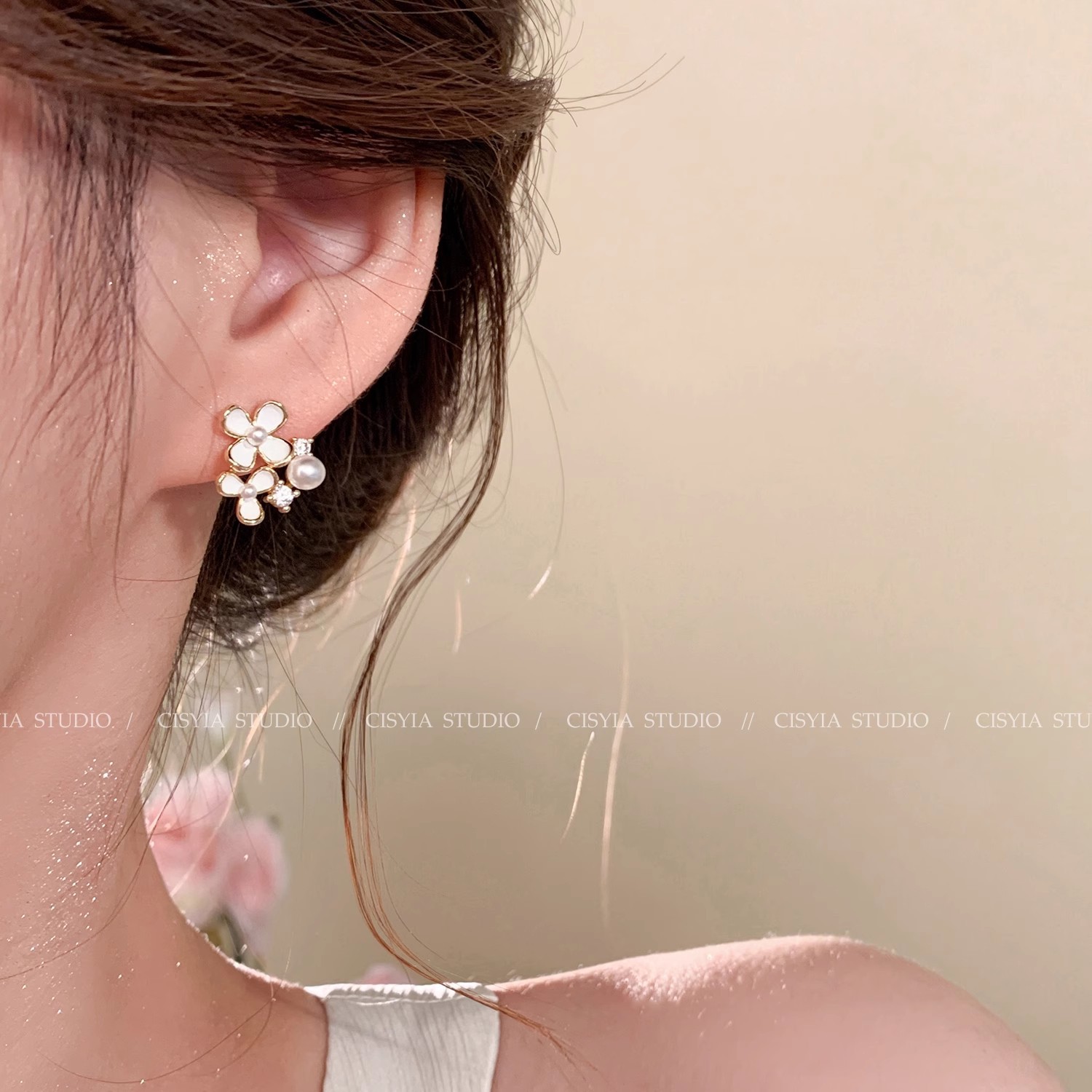 Lucky four-leaf clover flower stud earrings exude a feminine charm and a sense of sophistication. Light luxury pearl earrings are elegant, exquisite and niche earrings Application Scenario