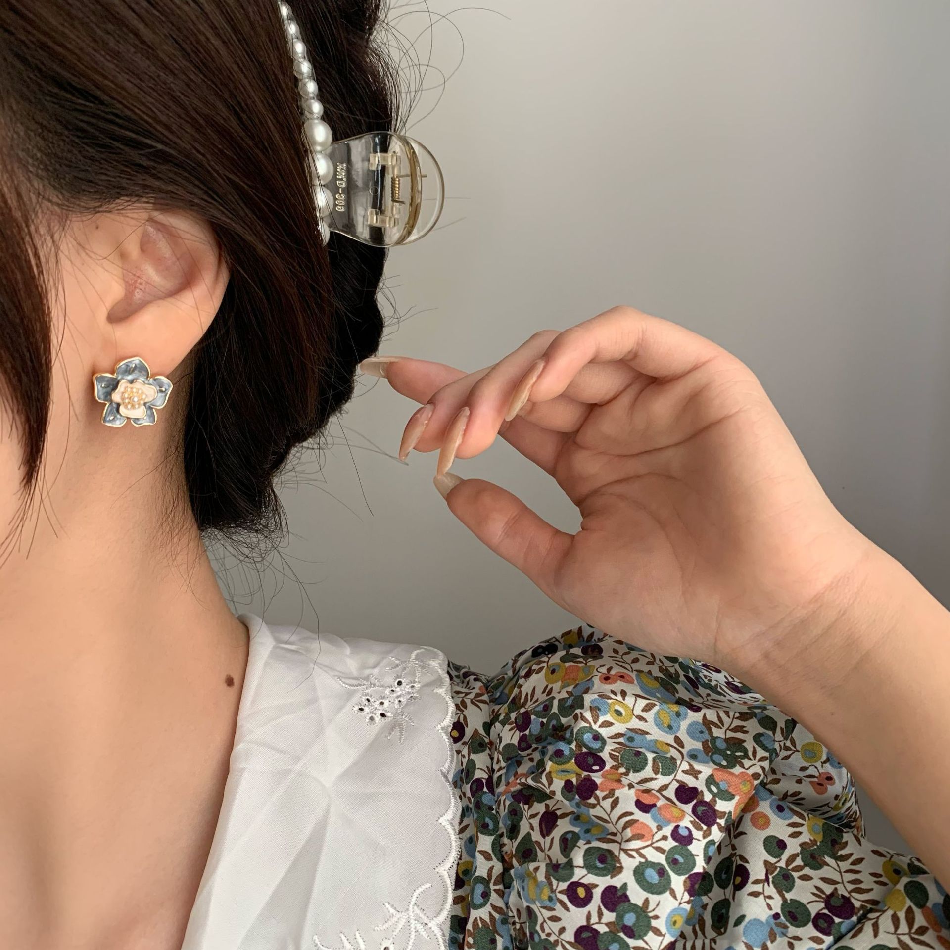 S925 Silver Needle Korean new French oil drop enamel pearl stud earrings, simple and elegant female earrings and earrings Application Scenario
