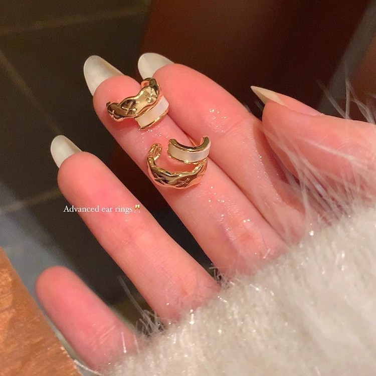 Diamond-shaped small Chanel double-layer C-shaped unique stud earrings, a niche high-end and elegant style earring for women's spring and summer light luxury earrings Specification drawing