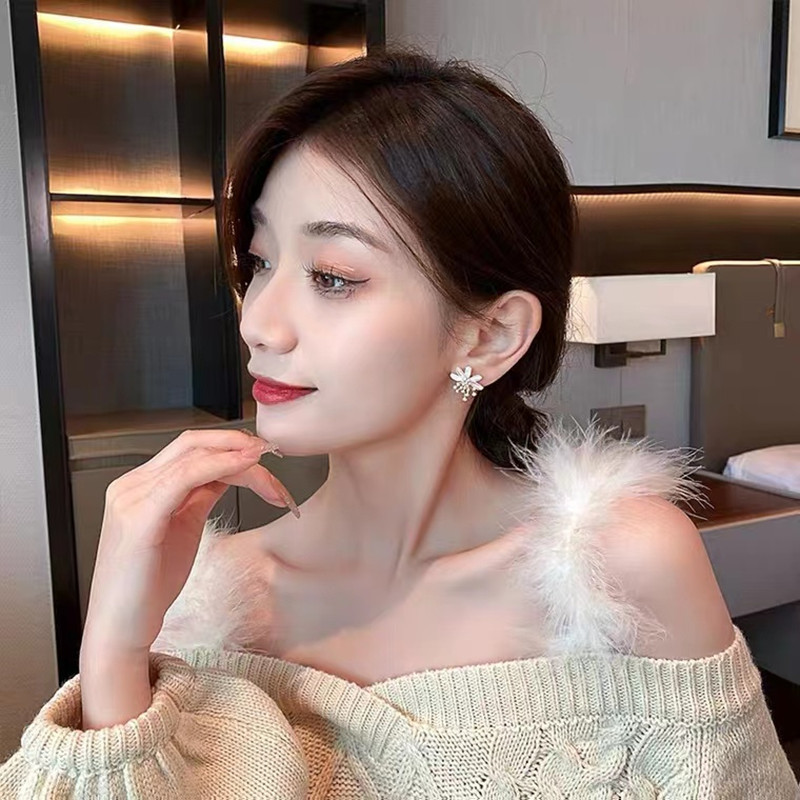 S925 Silver Needle Korean flower pearl, simple and elegant, unique, niche and high-end design, ethereal stud earrings Application Scenario