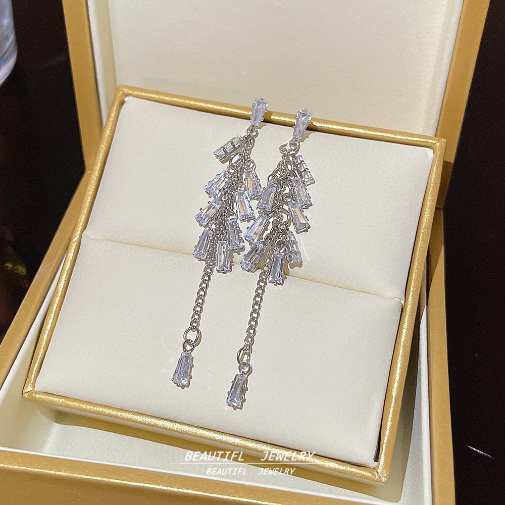 Light luxury super flash zircon tassel earrings, a Korean bestseller for women. Simple geometric stud earrings, a niche high-end and exquisite earpiece Specification drawing