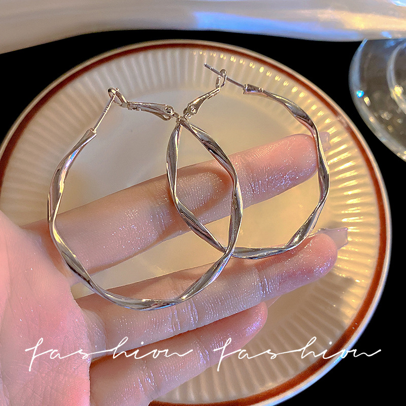 Korean style slimming twisted earrings, female trendsetting Internet celebrity circles, simple, fashionable and individual ear rings, exaggerated new earrings full figure