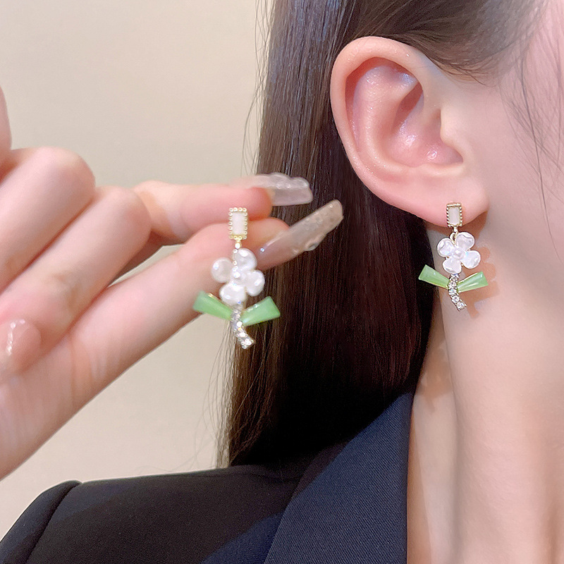 925 Silver Needle Hetian jade Stud earrings, a niche and light luxury wound pearl earrings for women, a new style of elegant and simple earrings wholesale Application Scenario