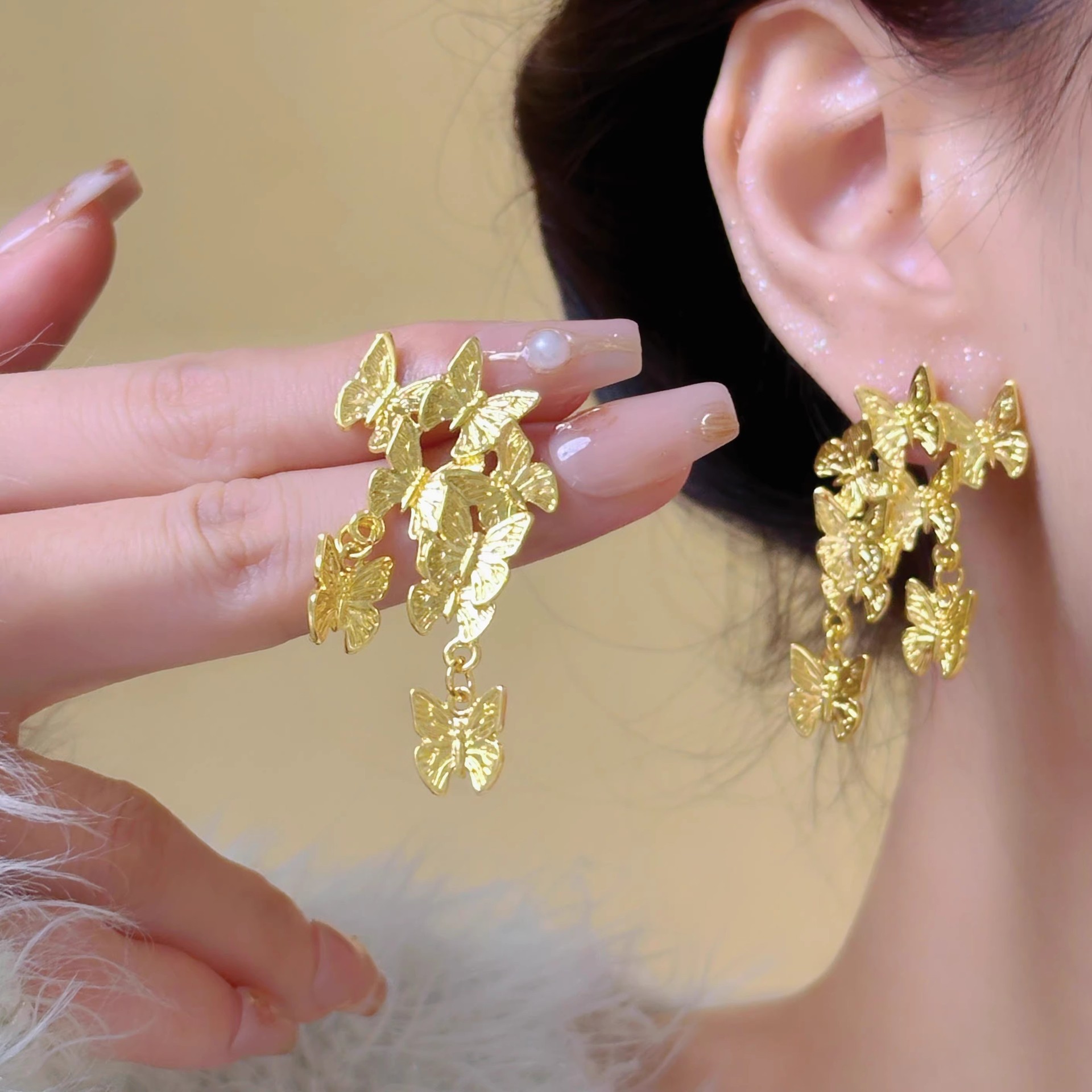 New Chinese-style golden butterfly tassel stud earrings for women, a light luxury and high-end look, are unique and niche earrings full figure