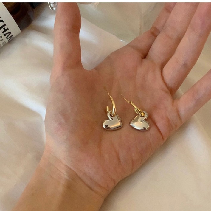 The design sense is niche, with simple heart-shaped earrings. The Korean-style gold and silver spliced small earrings are elegant, versatile and high-end details Picture