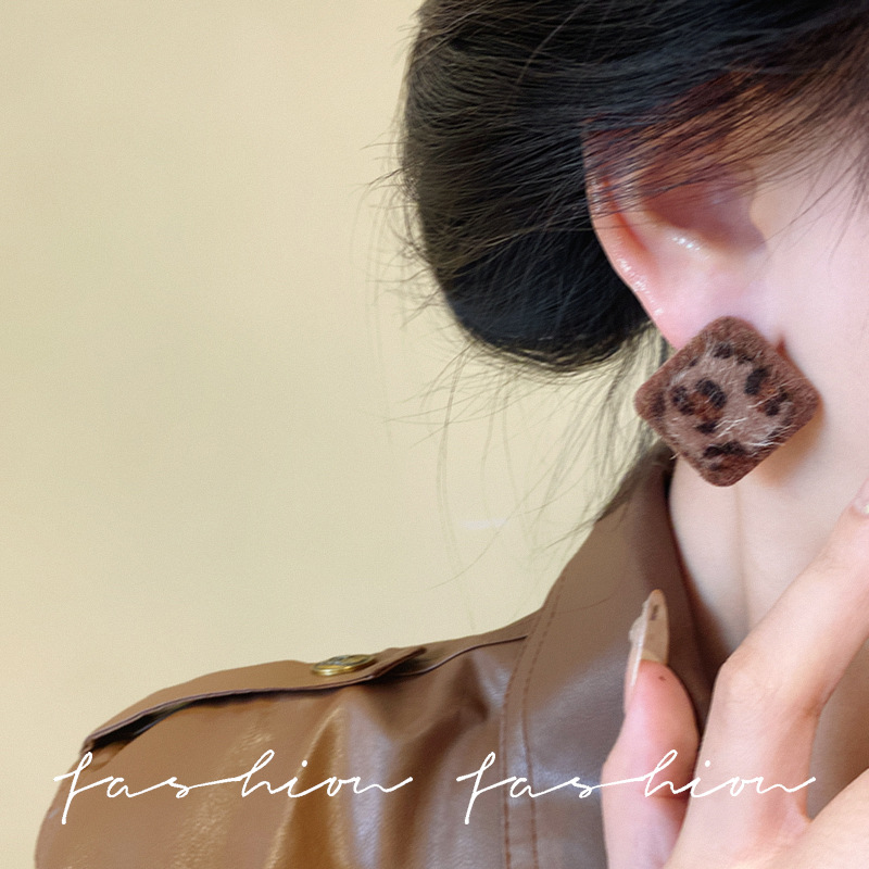 Silver needle flocking leopard print square stud earrings, high-end, niche, unique and fashionable style earrings, exaggerated earrings for women in autumn and winter Application Scenario
