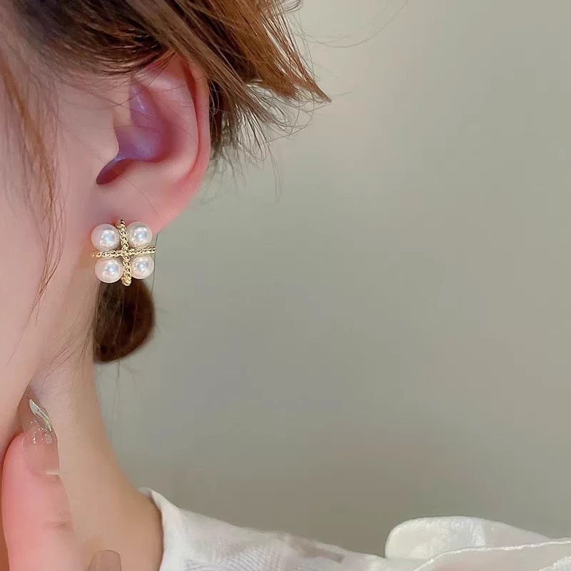 French retro square pearl stud earrings for women, simple, light luxury and high-end feel, niche design, elegant and versatile earrings details Picture