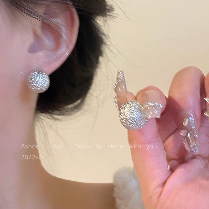 French retro golden bean stud earrings for women, simple and luxurious style, niche design, high-end and fashionable earrings Specification drawing