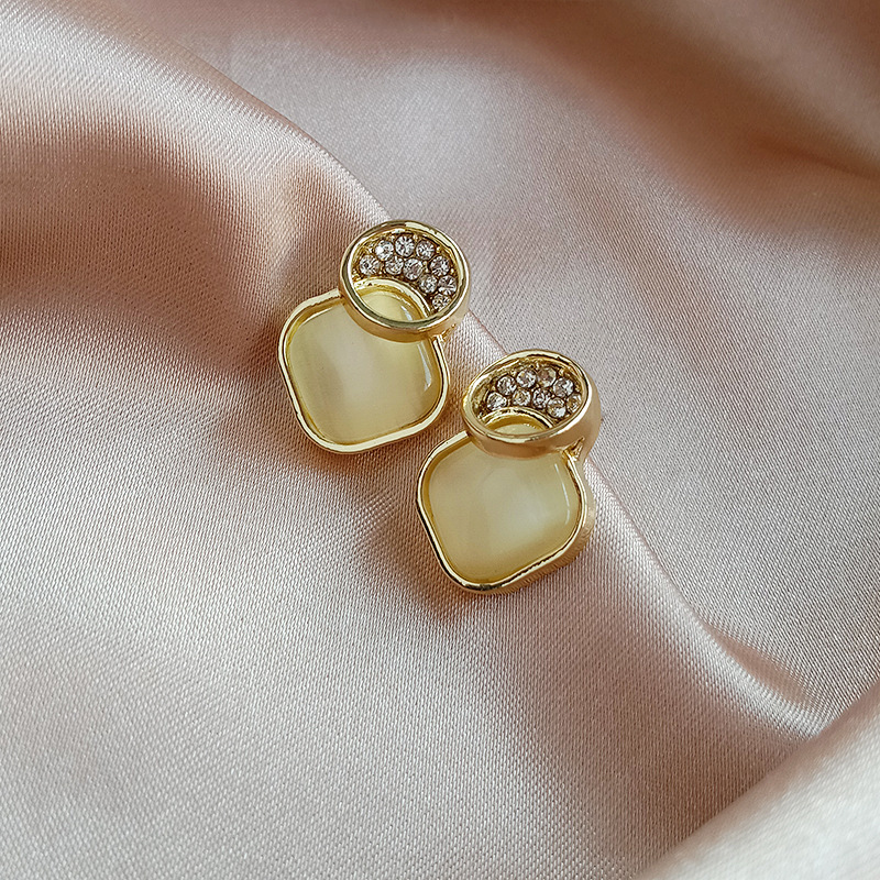 S925 Silver Needle Korean cat's Eye Stone high-end diamond-encrusted stud earrings, new diamond-encrusted trendy and stylish small stud earrings Application Scenario