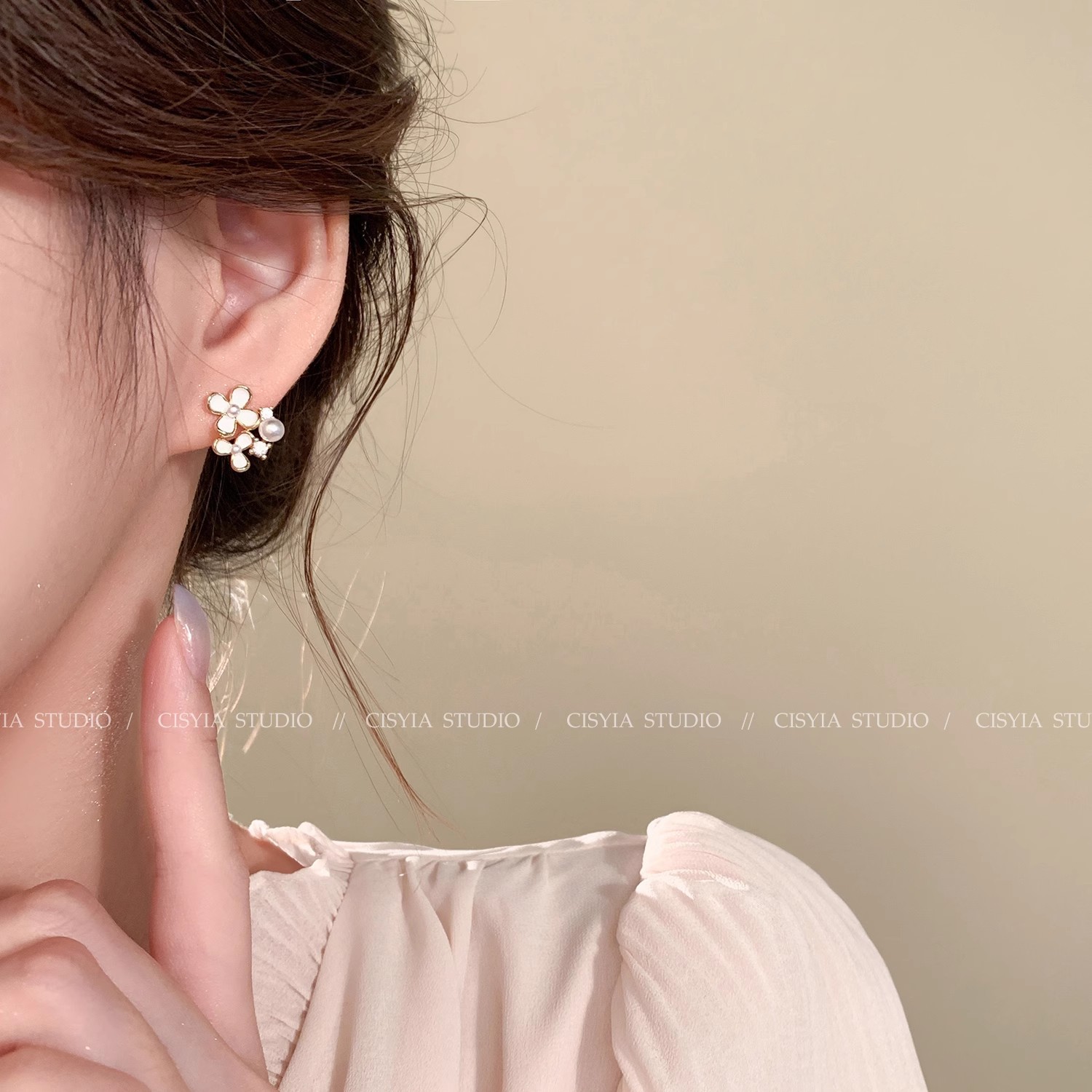 Lucky four-leaf clover flower stud earrings exude a feminine charm and a sense of sophistication. Light luxury pearl earrings are elegant, exquisite and niche earrings Specification drawing