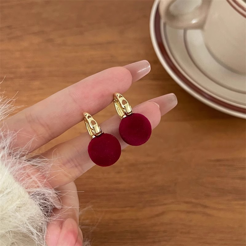 Korean pearl autumn and winter new earrings for women, with a light luxury and high-end feel, and a niche design. The ear buckles are simple, fashionable and unique earrings Application Scenario