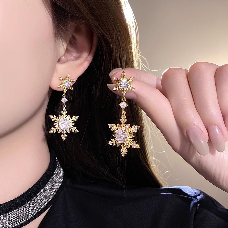 Autumn and winter Sparkling Zircon double snowflake stud tassels slimming face slimming earrings for women, a light luxury and high-end look, elegant and sophisticated earrings for a socialite full figure