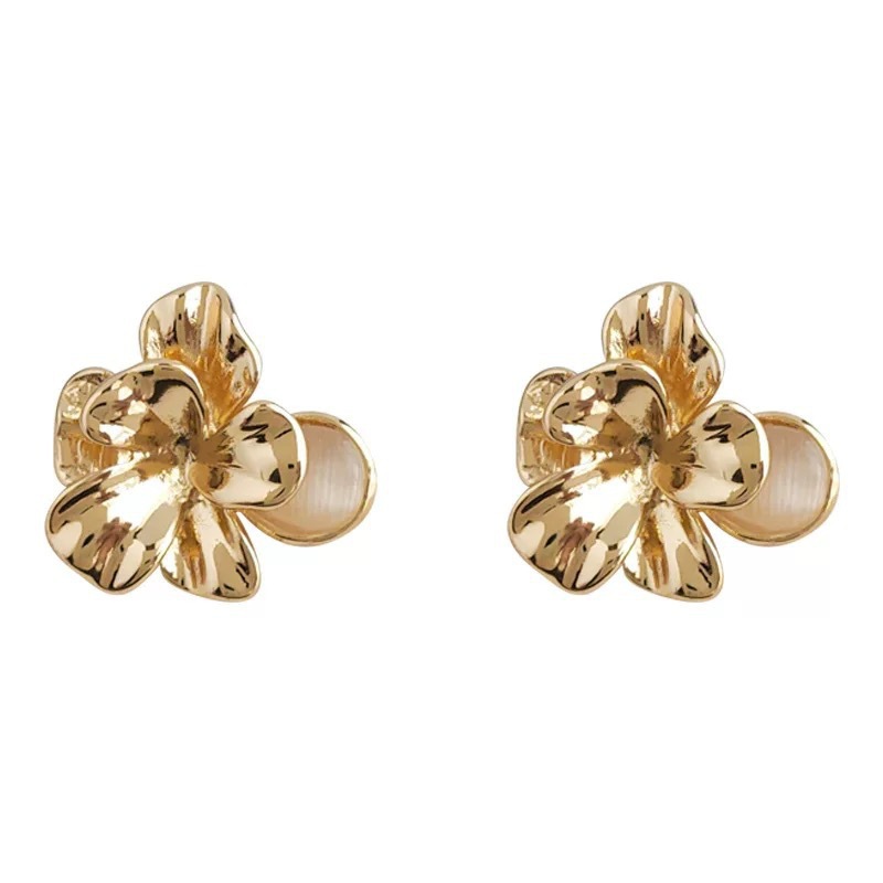 European and American retro flower silver needle stud earrings for women, a niche, light luxury and high-end look. Simple, fashionable and versatile earrings Item Picture