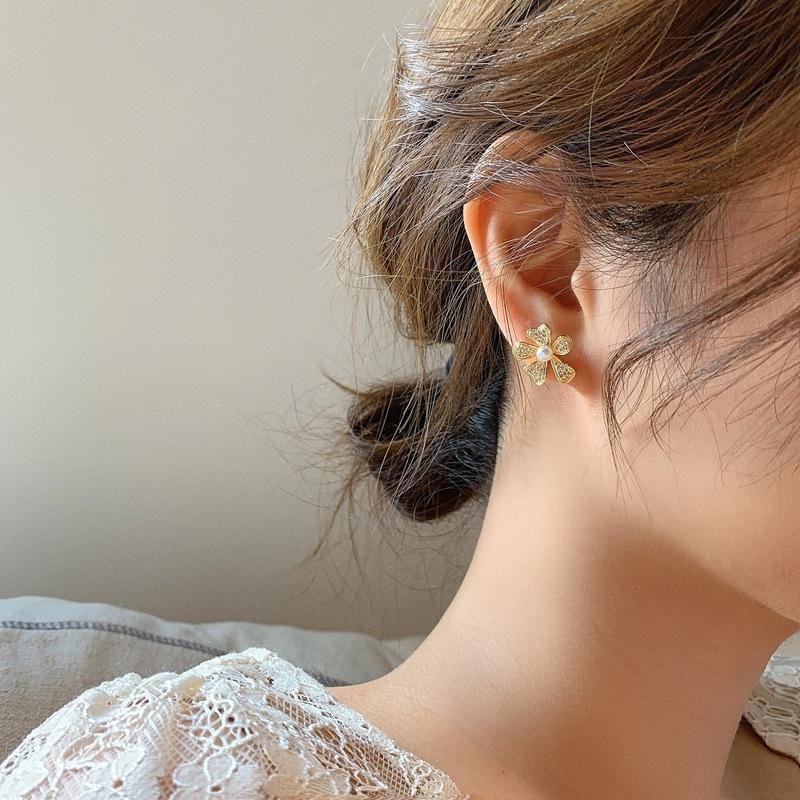 Little Daisy flower stud earrings, Korean chic Internet celebrity, full diamond earrings, full diamond pearl flower stud earrings Application Scenario