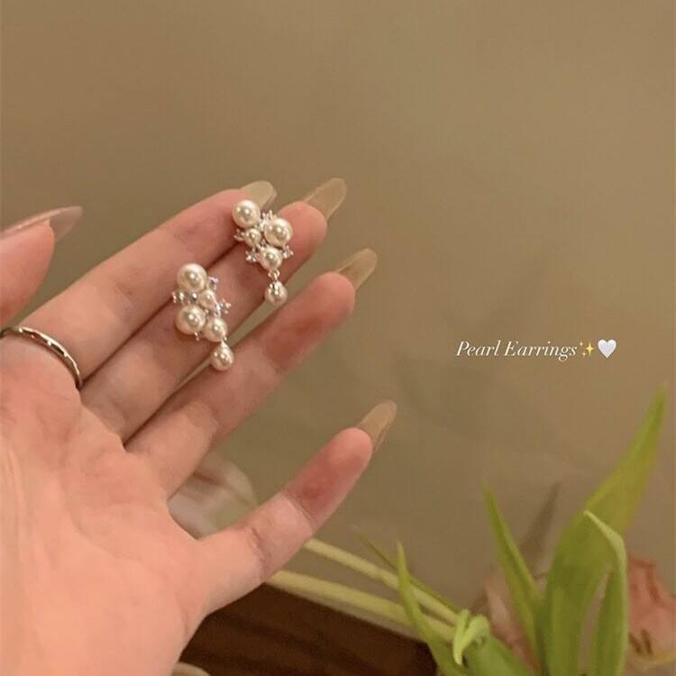 French retro style pearl earrings with a sense of high-end luxury, small grapes strung together, frequent ear studs, light luxury and niche earrings for women Specification drawing
