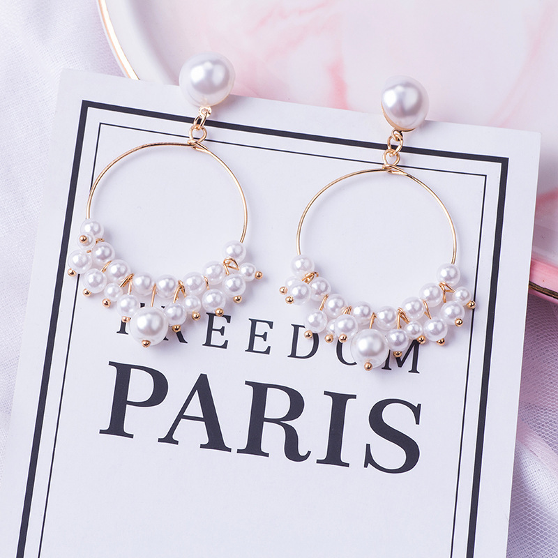 The new ins hollowed-out circle long pearl ear rings from Dongdaemun are elegant, simple and slimming, with tassel earrings that are suitable for girls full figure