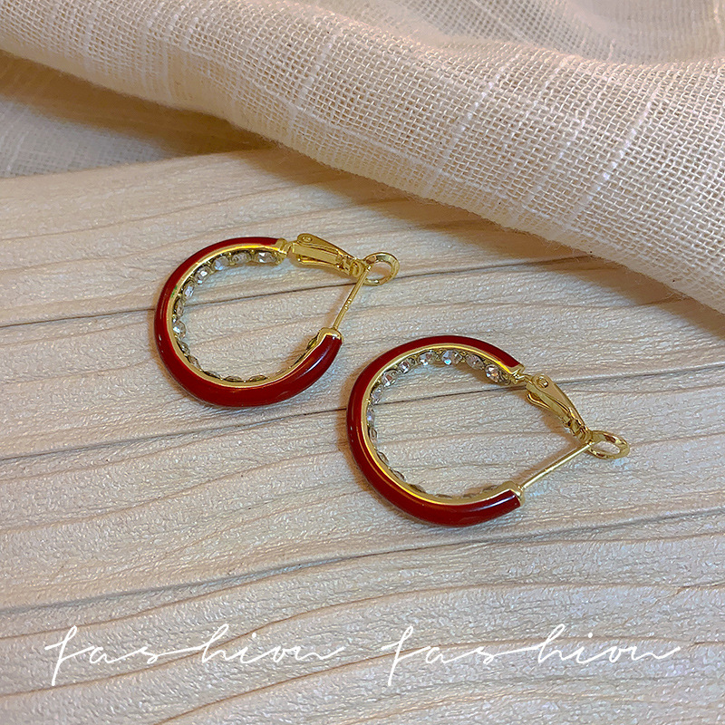 Fashionable, elegant, simple and versatile red circle earrings, exquisite, light luxury, niche design, high-end feel, slimming ear rings for women Application Scenario