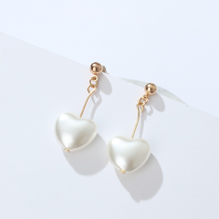 Retro girlish Harajuku frosted pearl heart-shaped earrings, Japanese-style soft girl stud earrings, heart-shaped pearls Application Scenario