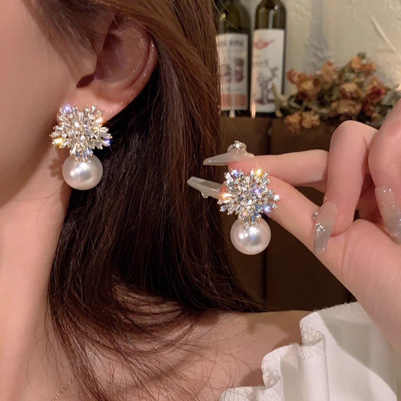 Exquisite full-diamond snowflake pearl earrings with a niche design and a high-end feel. The stud earrings are a light luxury, retro and trendy accessory for women full figure