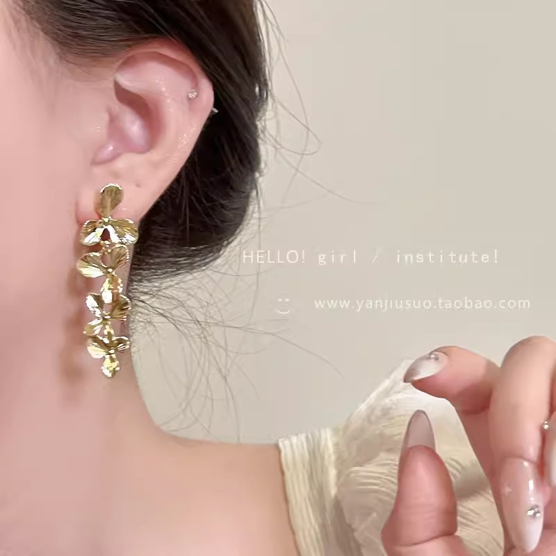 Lilac flower retro French exaggerated earrings, women's Hong Kong style, high-end, niche, light luxury, individual stud earrings, silver needle earrings Specification drawing