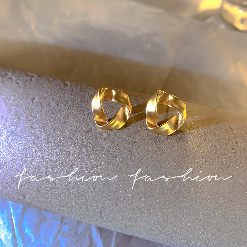 The retro matte gold earrings from Dongdaemun, South Korea, are a light luxury and trendy fashion icon. The earrings are in a simple and cold style Application Scenario