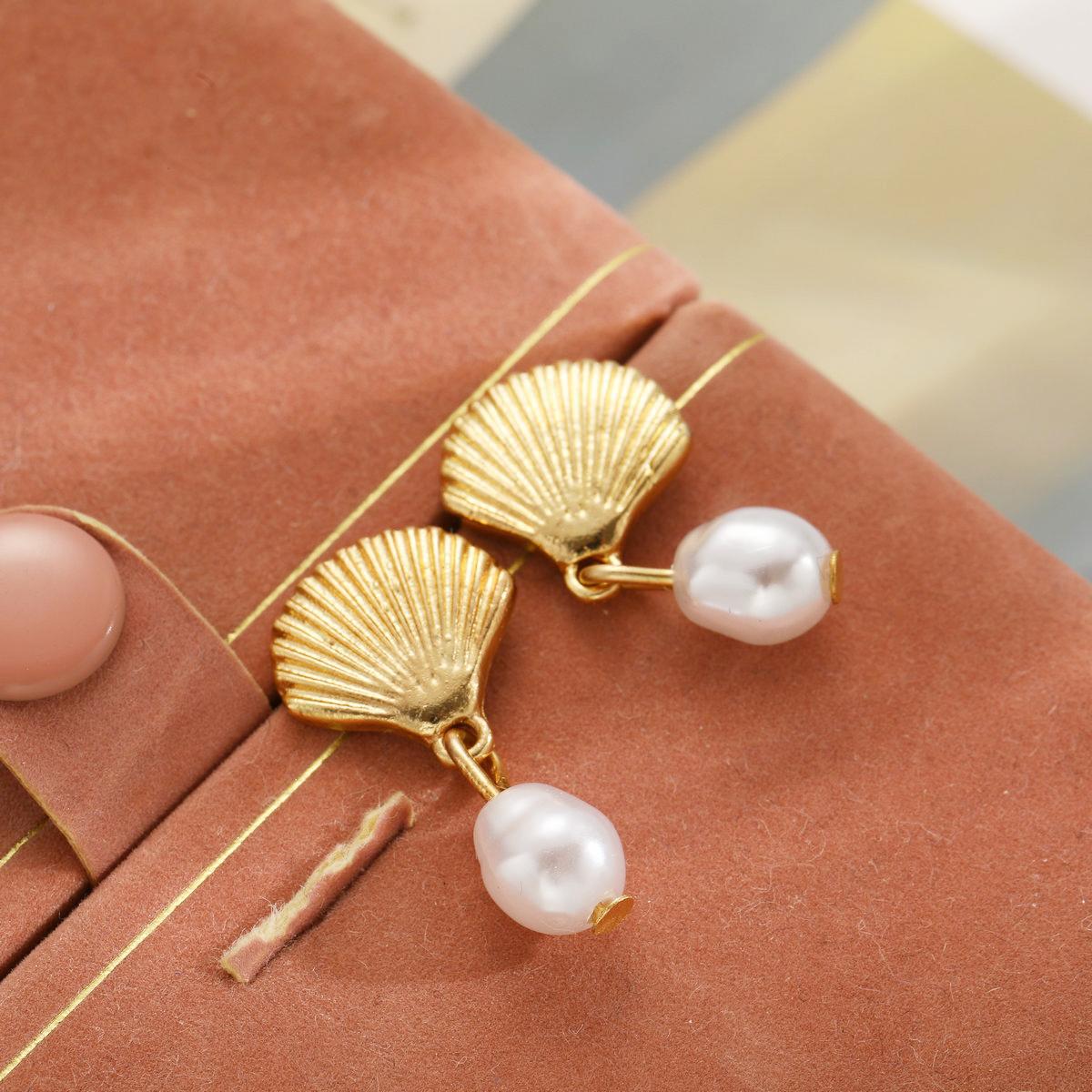 European and American cross-border creative best-selling pearl starfish stud earrings for women, fashionable and exquisite, summer seaside vacation style earrings Application Scenario