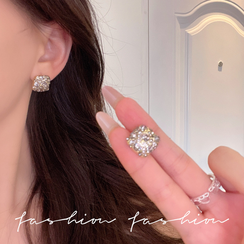 Slightly studded with zirconium square earrings, the exquisite and super dazzling stud earrings of a Korean socialite, a niche and light luxury accessory for women, with a cold style details Picture