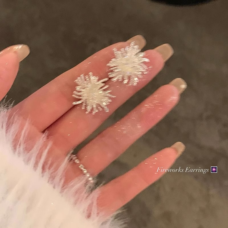 New Year's Ode Fireworks stud earrings for women, light luxury, high-end, elegant and refined, golden earrings, niche design, fashionable earrings Application Scenario