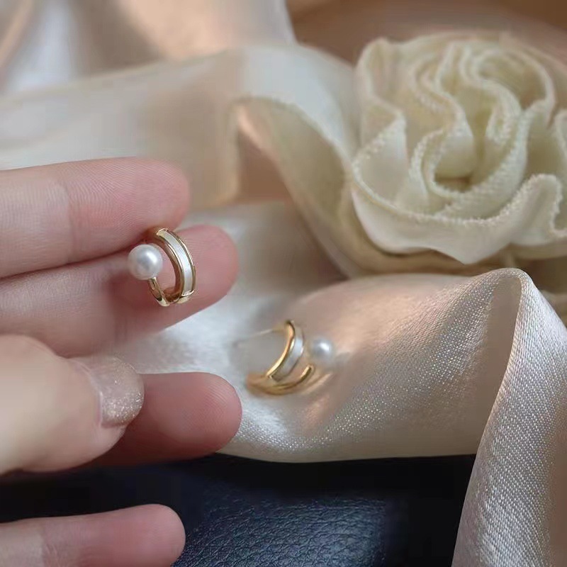 Natural mother-of-pearl stud earrings with a sense of design, feminine charm, versatile and trendy, small ear rings, niche and exquisite oil-dropping earrings details Picture