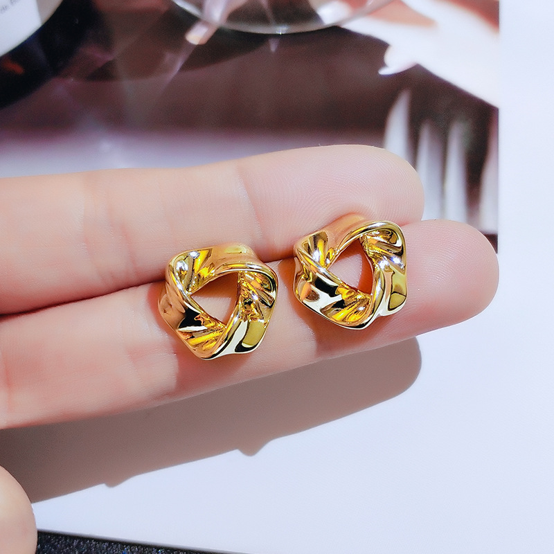 Korean-style irregular triangular small earrings, simple and elegant design, retro and high-end stud earrings Application Scenario