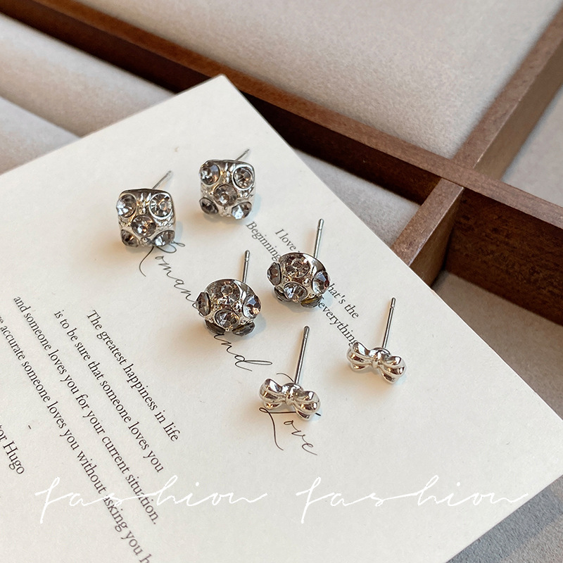 High-end, full-diamond, dazzling, niche ear bone nails, square, exquisite cochlear nails, sleep without removal set of earrings, silver needles Application Scenario