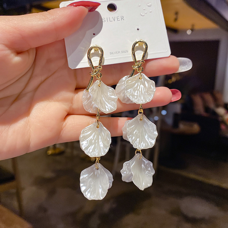 The new Korean s925 silver needle shell earrings with metal knots have a fresh and versatile style, making them a trendy accessory Application Scenario
