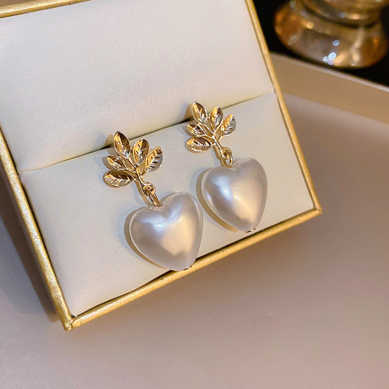 S925 Silver Needle Korean heart-shaped leaf Pearl Earrings, a niche style, light luxury and simple earrings, fashionable and versatile earrings Application Scenario