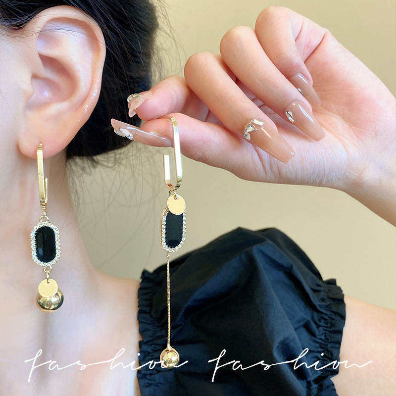 This high-end, light luxury long geometric asymmetrical earrings are simple and versatile for women. They exude a trendy charm. The tassel earrings make you look slimmer details Picture
