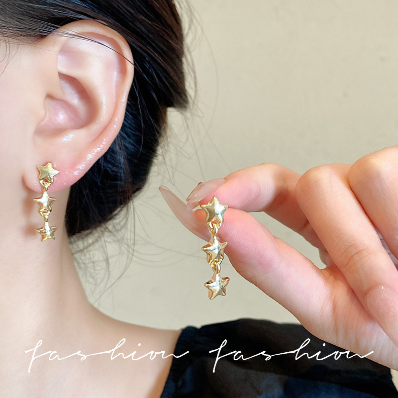 High-end, exquisite star tassel stud earrings, Japanese and Korean niche design, long face slimming earrings, French retro earrings full figure