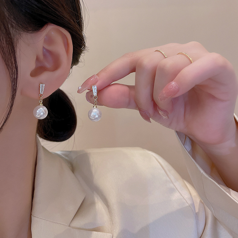 S925 Silver needle Zircon geometric earrings, a trendy, light luxury, and niche pearl stud accessory for women on Instagram, are the same style of earrings that are popular among Internet celebrities details Picture