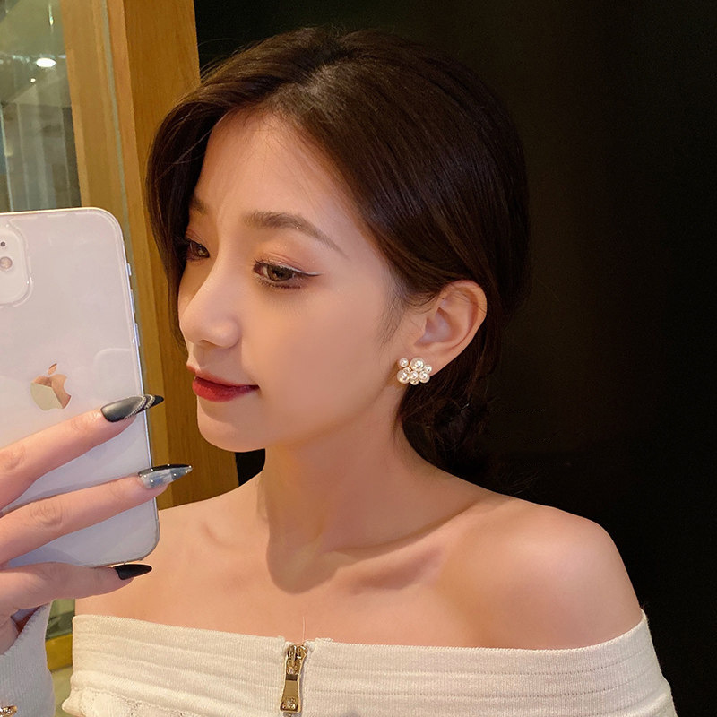 s925 Silver needle InS-style simple stud earrings, internet-famous design sense pearl earrings, women's niche and elegant earrings wholesale Application Scenario