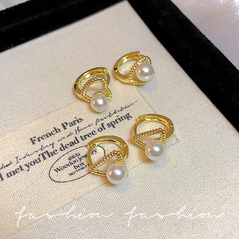 Simple triangular pearl ear buckles and stud earrings for women, Japanese and Korean style, small, fashionable, versatile, simple and high-end, exquisite earrings full figure