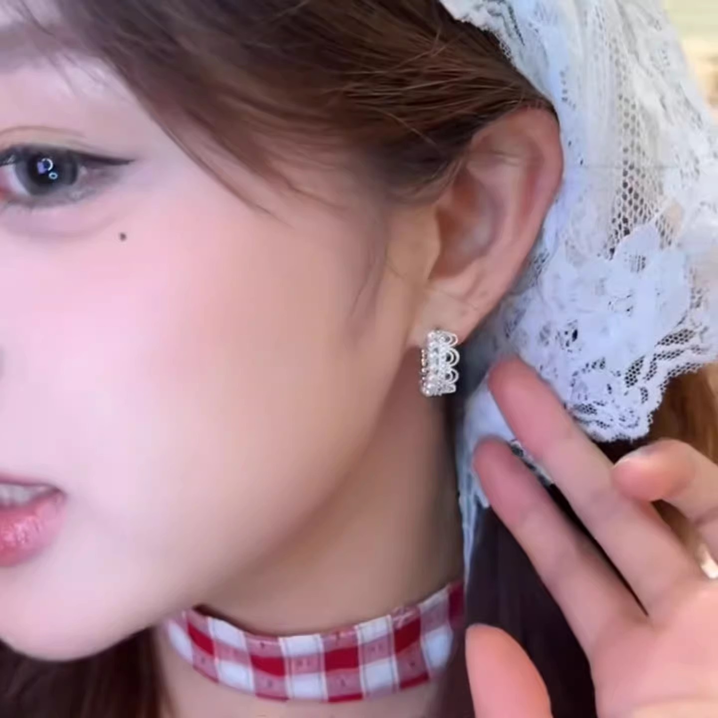 French-style zirconium lace pearl ear loops, women's ear rings, light luxury and high-end fashion earrings, elegant and refined earrings Application Scenario