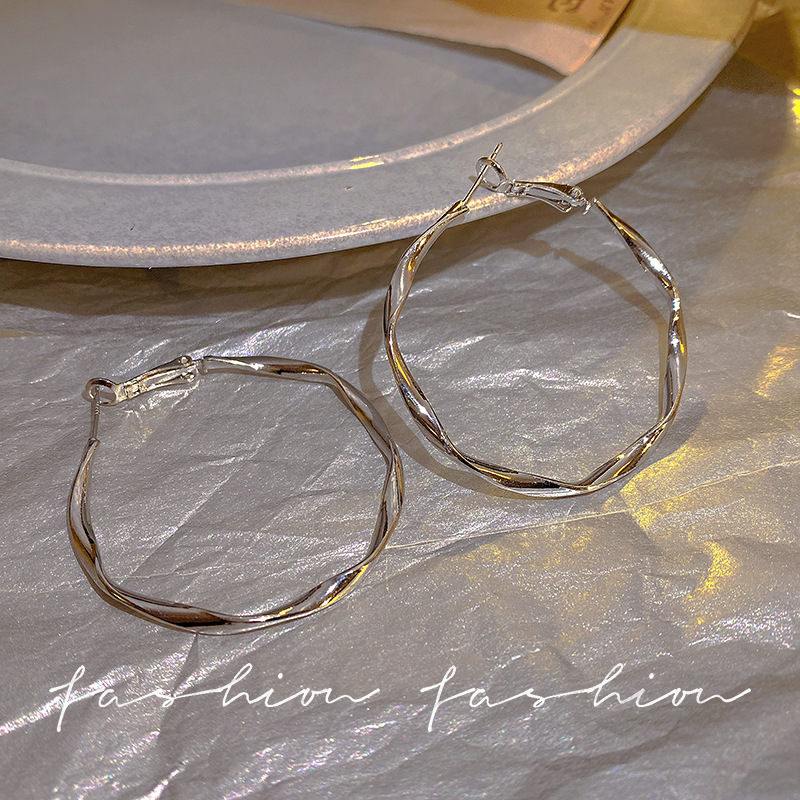 Korean style slimming twisted earrings, female trendsetting Internet celebrity circles, simple, fashionable and individual ear rings, exaggerated new earrings Specification drawing