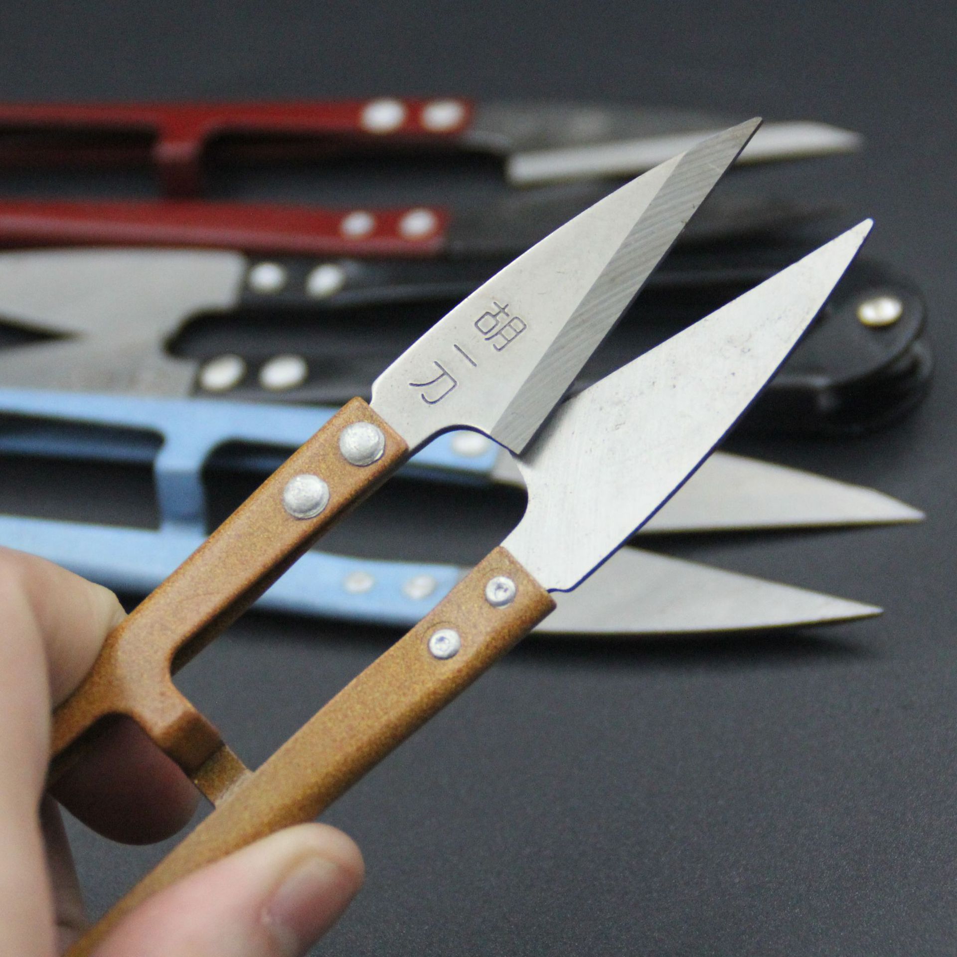 Factory direct sales of U-shaped yarn shears, thread end shears, spring yarn shears, 12 pieces each, wholesale cross-stitch shears, one cut large Application Scenario