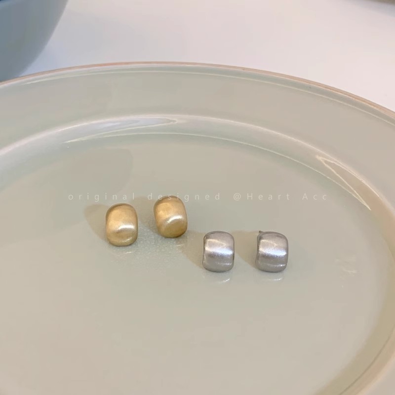 Brushed matte curved stud earrings for women, new 2024 trendy and high-end light luxury earrings, Korean style trendy earrings details Picture